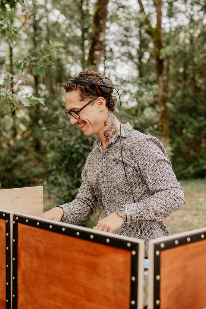 DJ professionnel en extérieur lors d’une réception en Nouvelle-Aquitaine