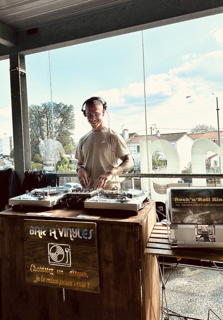DJ aux platines vinyles pour une soirée événementielle à La Roche sur Yon
